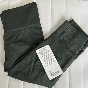 BNWT lululemon Seamlessly Street crop leggings Size 6